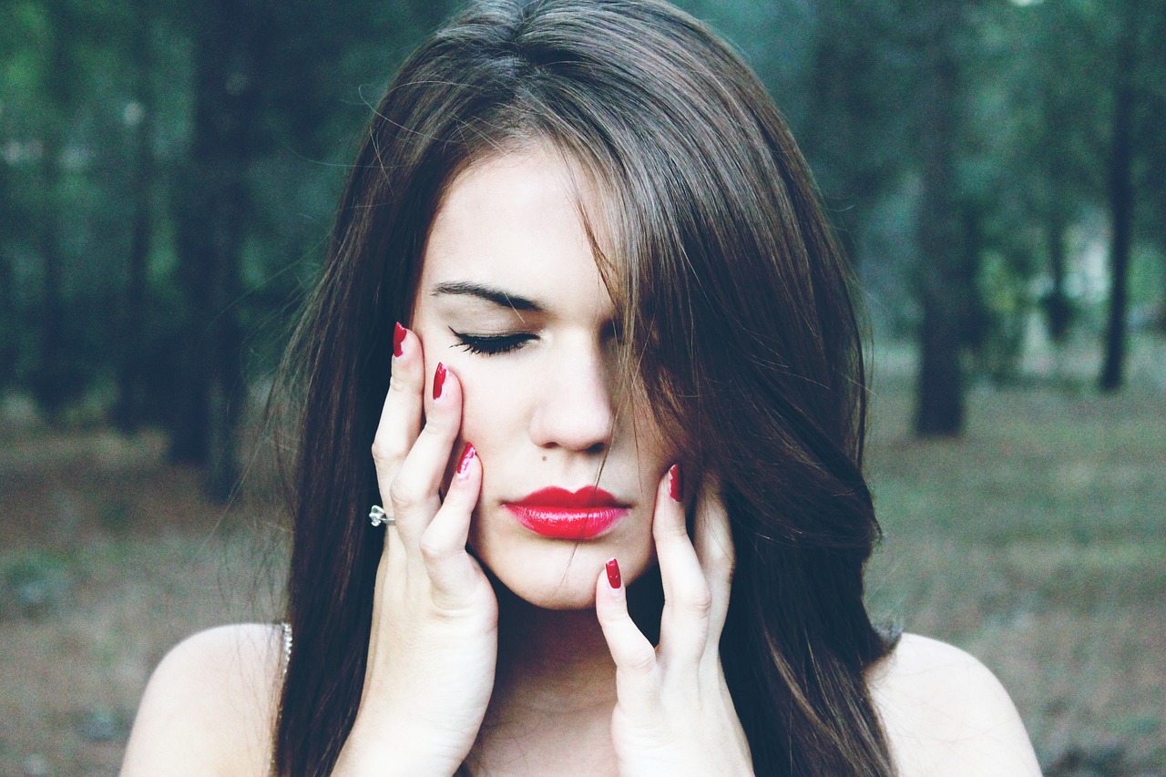 red fingernails